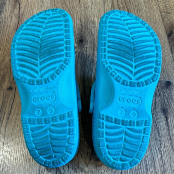 (Sold) Women's Blue Classic Crocs Shoes. Size 9. - Picture 5 of 5